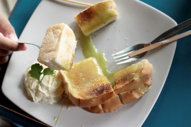 Çocuk yemek ekmek, tereyağı, krema ile lezzetli tepesinde