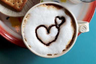 Latte kahve kalp şeklinde