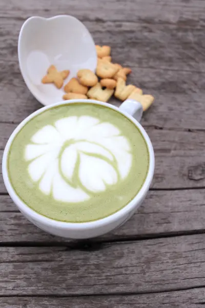 Teh hijau dengan susu dan kerupuk lezat — Stok Foto