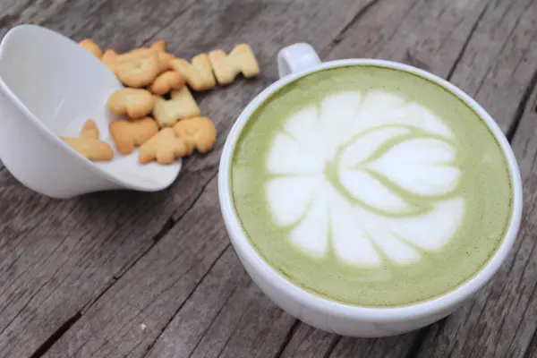 Té verde con leche y galletas deliciosas —  Fotos de Stock