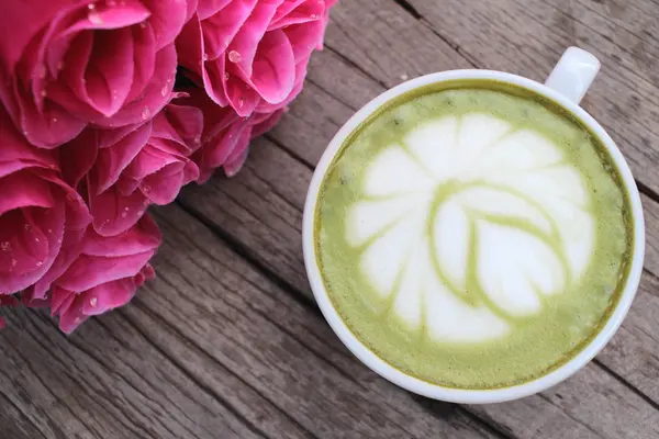 Té verde y leche para beber con rosas artificiales —  Fotos de Stock