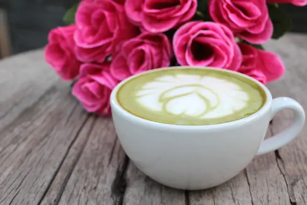 Té verde y leche para beber con rosas artificiales —  Fotos de Stock