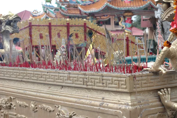 Pot de bâton joss avec sculpture dragon dans le temple — Photo