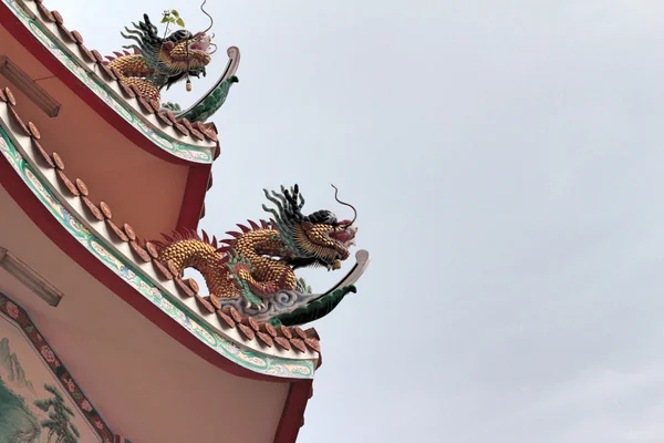 Drachenstatue auf dem Dach — Stockfoto