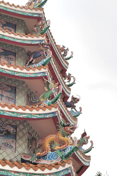 Dragon statue on the roof — Stock Photo, Image