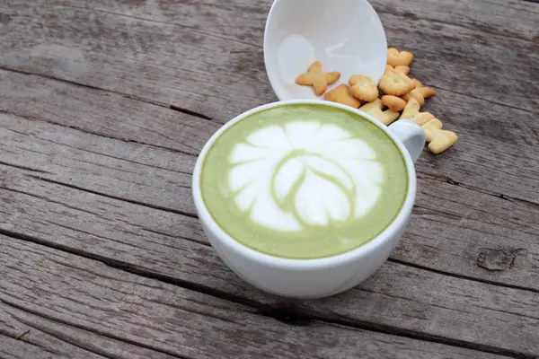 Zelený čaj s mlékem a lahodné sušenky — Stock fotografie