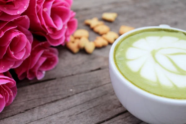 Té verde con leche y galletas deliciosas —  Fotos de Stock