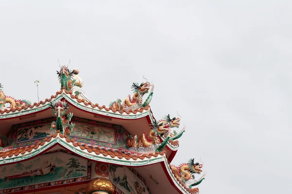 Dragon statue on the roof — Stock Photo, Image