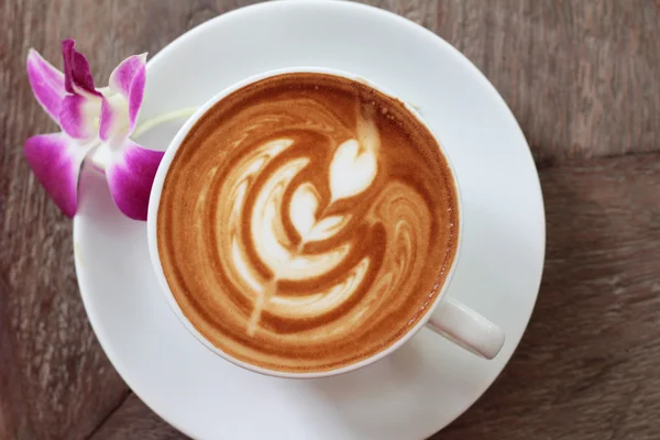 Café con leche caliente en vidrio —  Fotos de Stock