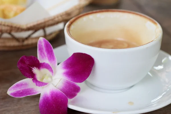 Café con leche caliente en vidrio —  Fotos de Stock