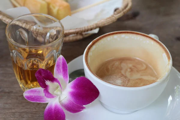Sıcak latte kahve ve tost ile sıcak çay. — Stok fotoğraf
