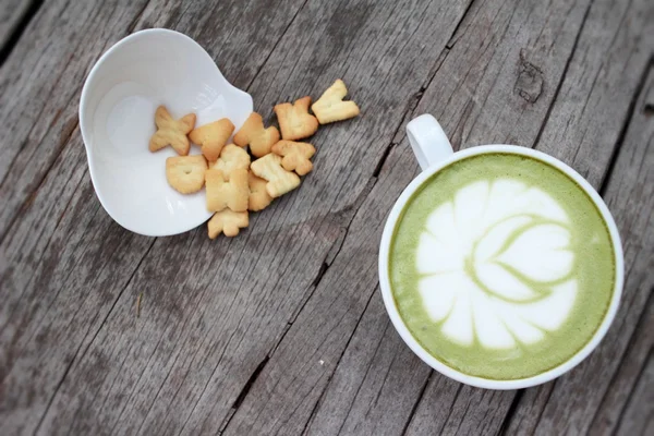 Tè verde con latte e cracker delizioso — Foto Stock