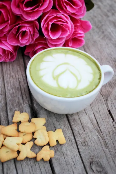 Té verde con leche y galletas deliciosas —  Fotos de Stock