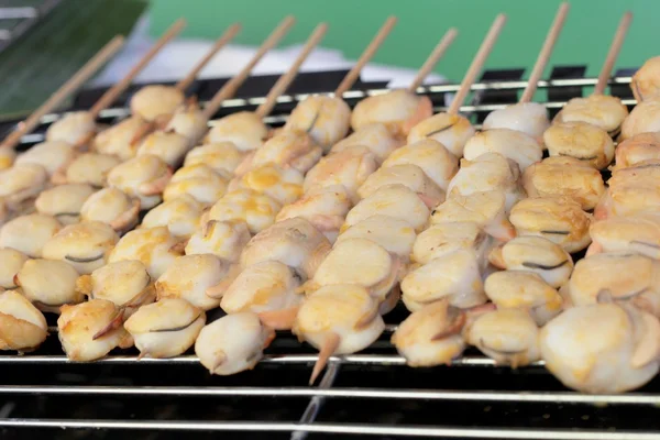 Gegrillte Jakobsmuscheln auf dem Markt — Stockfoto