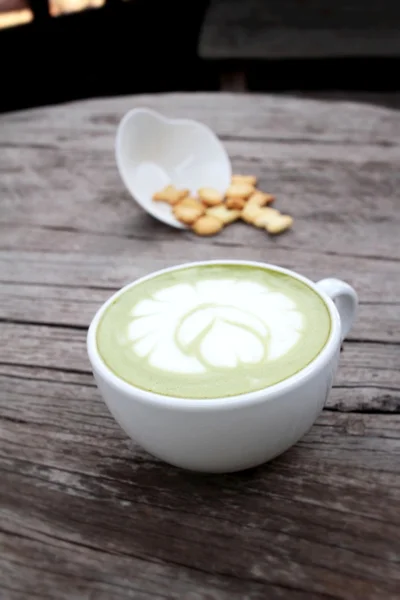 Té verde con leche y galletas deliciosas —  Fotos de Stock