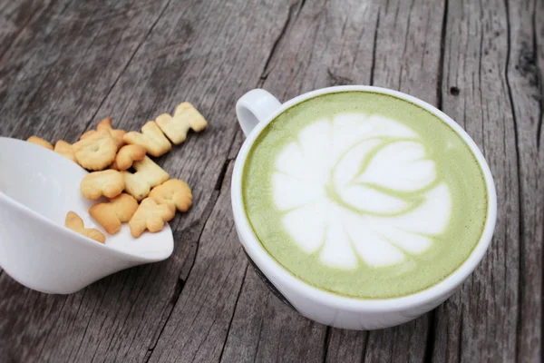 Grüner Tee mit Milch und Crackern lecker — Stockfoto