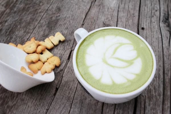 Té verde con leche y galletas deliciosas —  Fotos de Stock