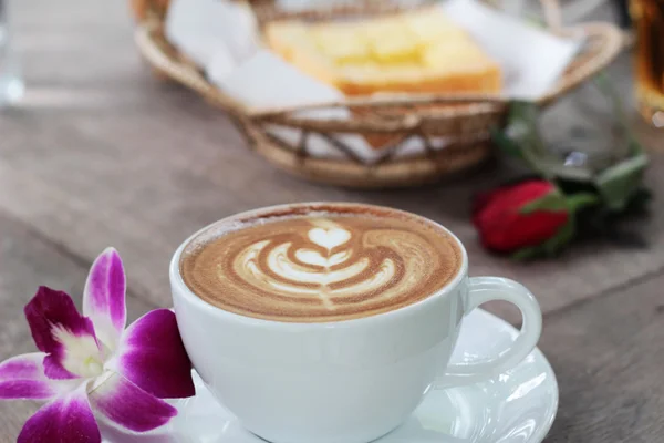 Café con leche caliente en vidrio —  Fotos de Stock