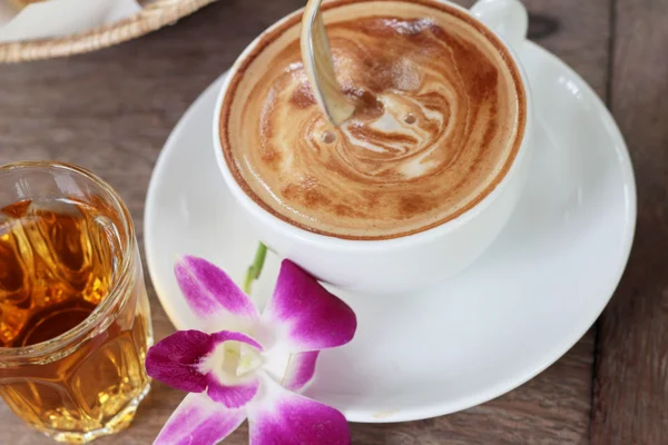 Café con leche caliente y té caliente con tostadas . — Foto de Stock