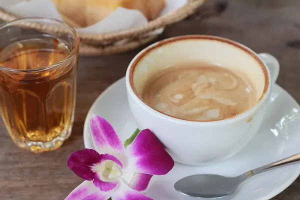 Café con leche caliente y té caliente con tostadas . —  Fotos de Stock