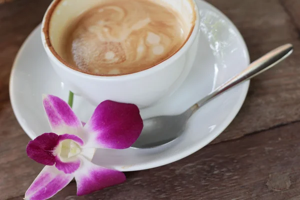 Café con leche caliente y té caliente con tostadas . —  Fotos de Stock