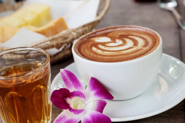 Café con leche caliente y té caliente con tostadas . —  Fotos de Stock