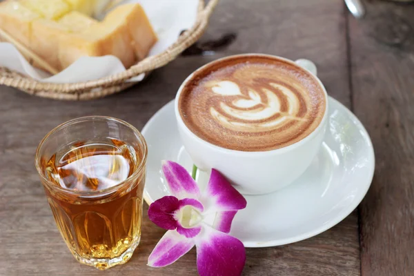 Café con leche caliente y té caliente con tostadas . —  Fotos de Stock