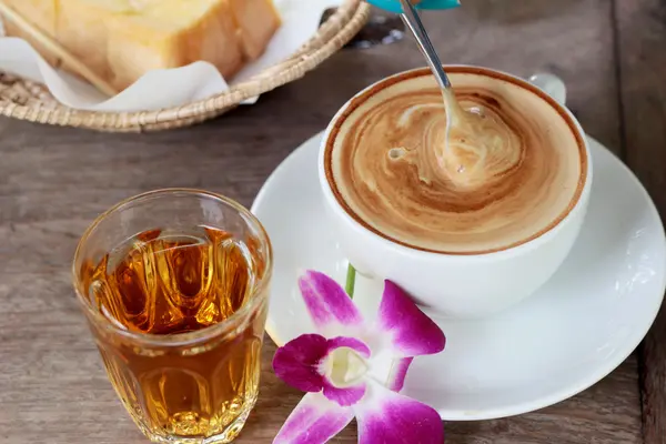 Café con leche caliente y té caliente con tostadas . — Foto de Stock