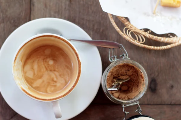 熱いラテでブラウン シュガーとガラスのコーヒー — ストック写真