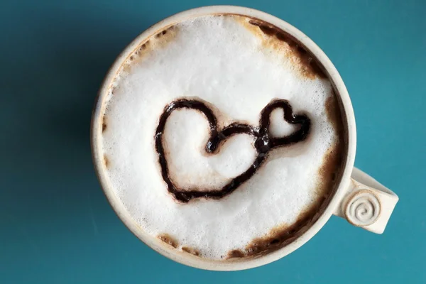 Café latte com forma de coração — Fotografia de Stock
