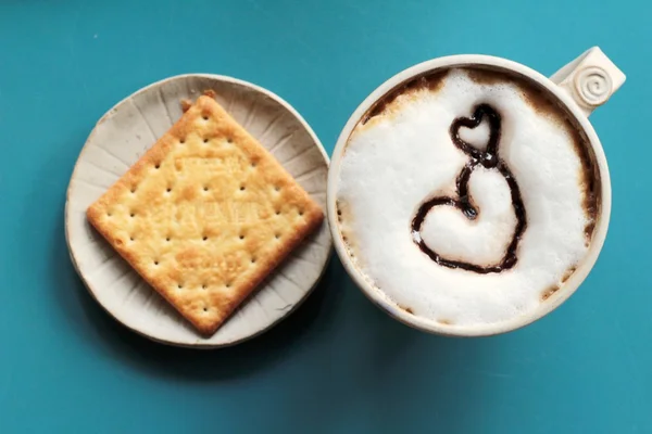 カフェラテのハート型ビスケットとコーヒー. — ストック写真