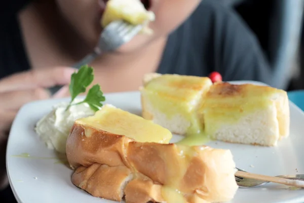 Chłopiec jedzenie chleba, masła, zwieńczona pyszny krem — Zdjęcie stockowe