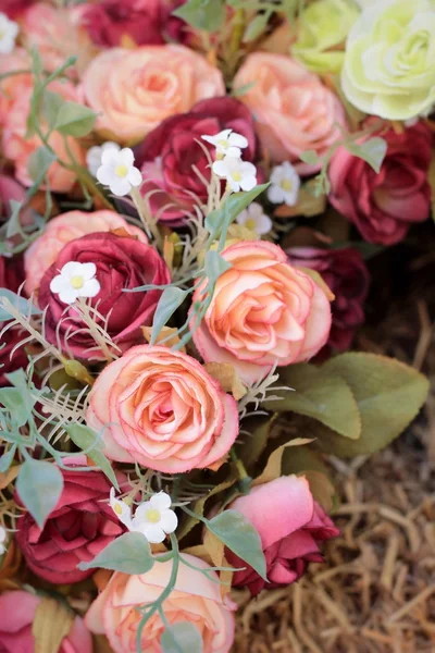 Schöne Rose aus künstlichen Blumen — Stockfoto