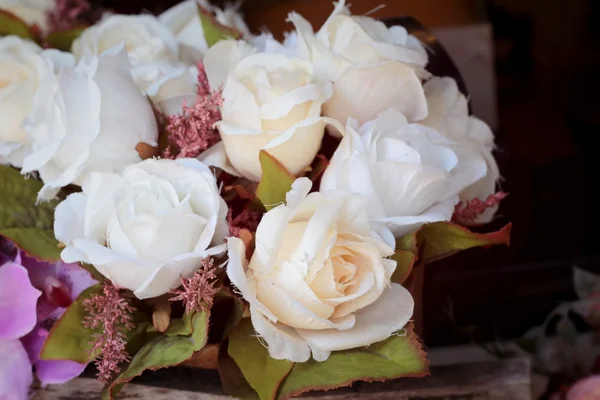 Schöne Rose aus künstlichen Blumen — Stockfoto