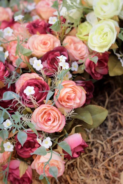 Schöne Rose aus künstlichen Blumen — Stockfoto