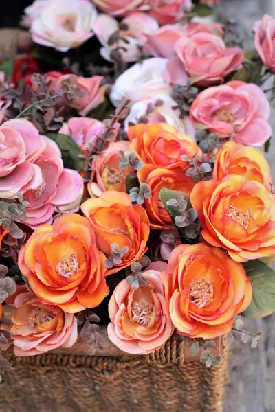 Piękną różę kwiatów sztucznych — Zdjęcie stockowe