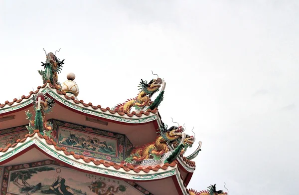 Dragon statue on the roof — Stock Photo, Image