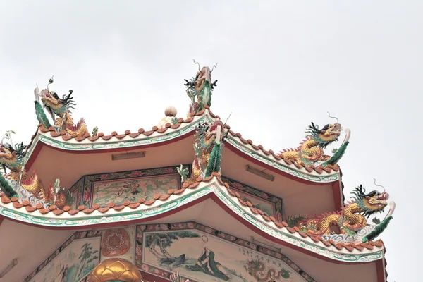 Dragon statue on the roof — Stock Photo, Image