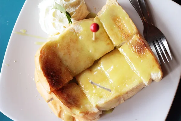 Bread, butter, topped with custard delicious — Stock Photo, Image