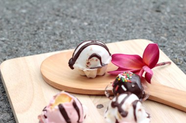 çikolata ve çilek trüf yakın çekim.