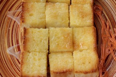 Ekmek, tereyağı, süt lezzetli ile tepesinde.