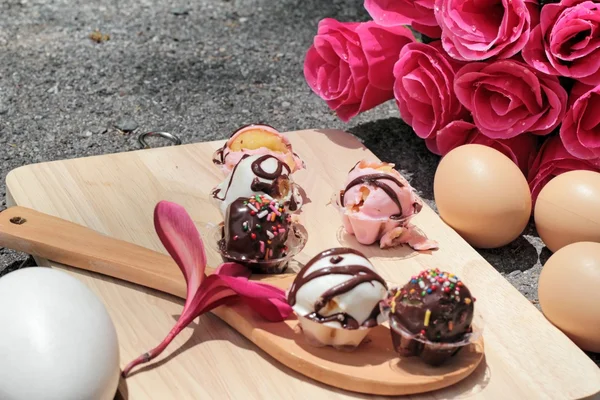 Lanýžový čokoládový a jahodový a vejce — Stock fotografie