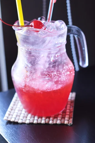 Mezcla de bebidas rojas soda sobre hielo — Foto de Stock