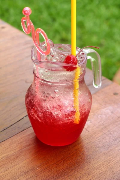 Soda mix červený nápoj na ledě — Stock fotografie