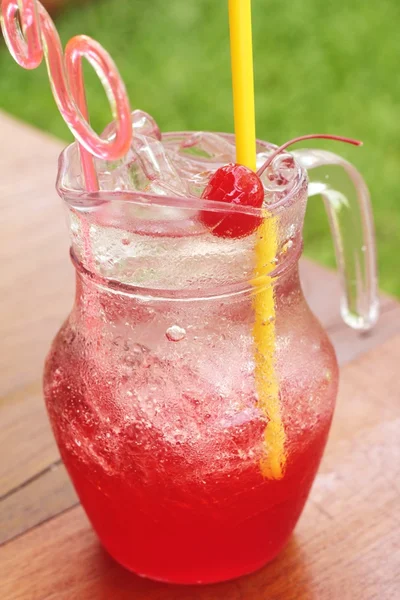 Rode drank mix soda op ijs — Stockfoto