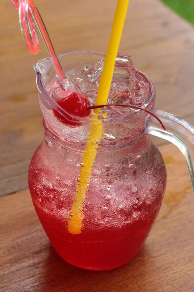 Bevanda rossa mix soda sul ghiaccio — Foto Stock