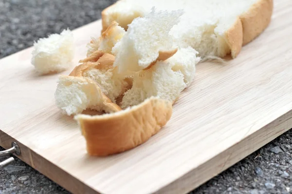 Fetta di pane su fondo legno — Foto Stock