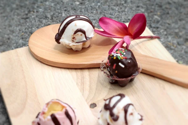 Lanýžový čokoládový a jahodový detailní záběr. — Stock fotografie