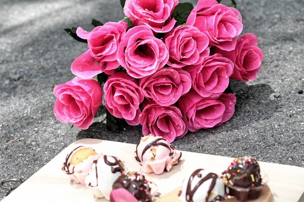 Cioccolato e tartufo di fragole aggiungere rose fiori — Foto Stock