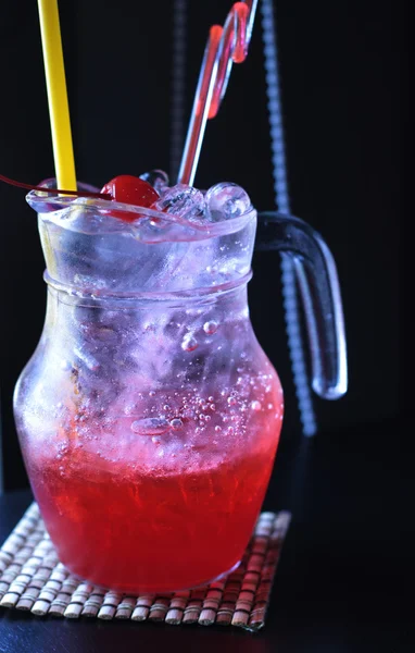 Czerwony napoje sody wymieszać na lodzie — Zdjęcie stockowe